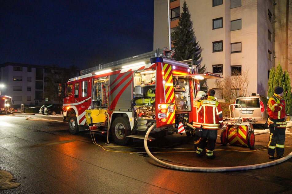 Die Feuerwehr war mit insgesamt 14 Fahrzeugen und 71 Feuerwehrleuten vor Ort.