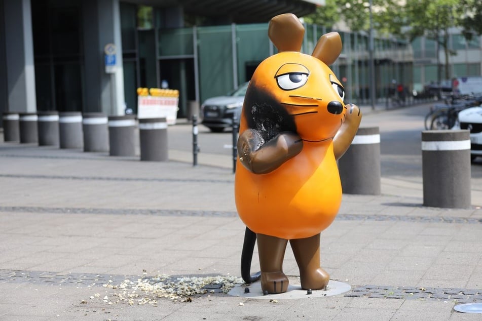 Unbekannte hatten in der Nacht zum Samstag die bekannte Maus-Figur vor dem Gebäude des WDR in Köln angezündet.