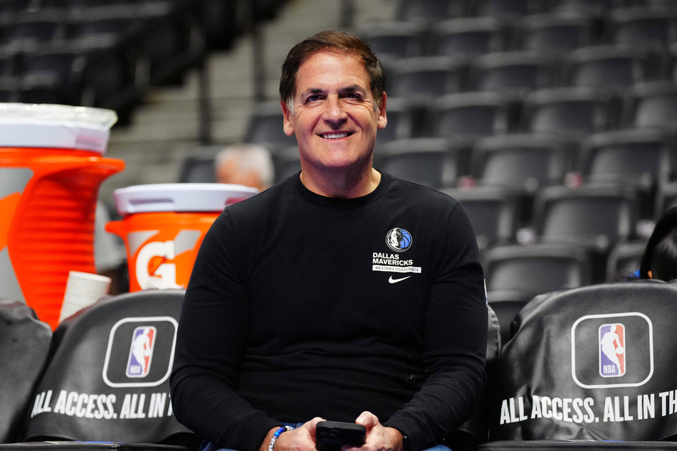 Dallas Mavericks owner Mark Cuban has entered into a $3.5-billion dollar agreement to sell his majority stake in the team to the Las Vegas Sands casino resort company.