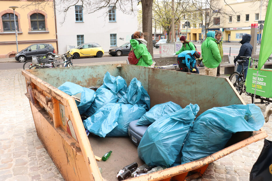 Die Städtische Abfallwirtschaft stellt den Helfern Container zur Verfügung.