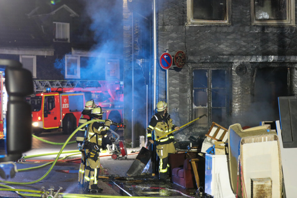 Ein Sperrmüllhaufen am Haus hatte Feuer gefangen.
