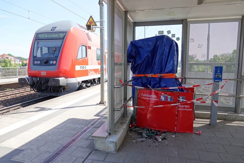 Am Haltepunkt Weinböhla haben Automatensprenger in der Nacht von Sonntag auf Montag einen Fahrkartenautomaten in die Luft gejagt. Auch eine dahinter befindliche Glasscheibe wurde zerstört.