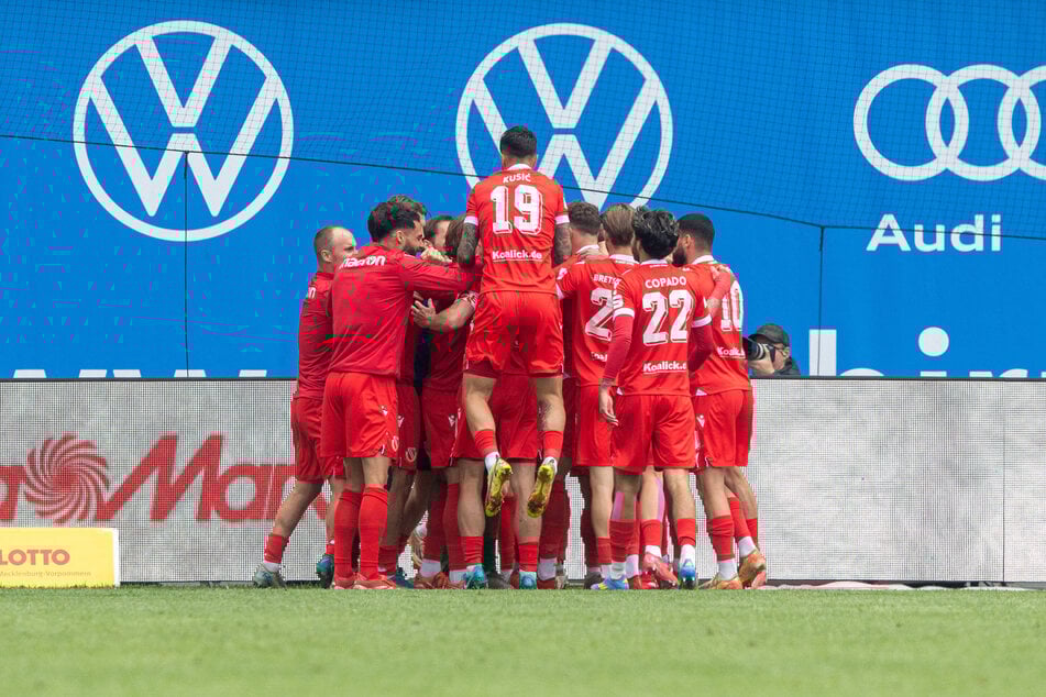 Die ersten Bilder sind da. Eine Cottbuser Jubeltraube zur Pause hatten nicht viele erwartet.