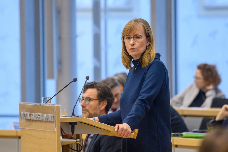 Linken-Fraktionschefin Eva von Angern (49) kritisiert, dass die AFD Steuergelder für die Reise nutzt.