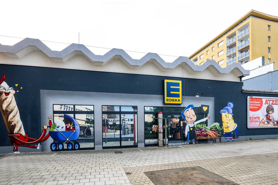 Der völlig aggressive Mann (25) attackierte am EDEKA-Markt in der Georgstraße einen Fußgänger (67). (Archivbild)