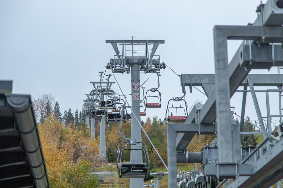 Die Skilifte in Eibenstock stehen aktuell still. Wenn die Corona-Maßnahmen der Bundesregierung greifen, könnte sich das im Dezember ändern.