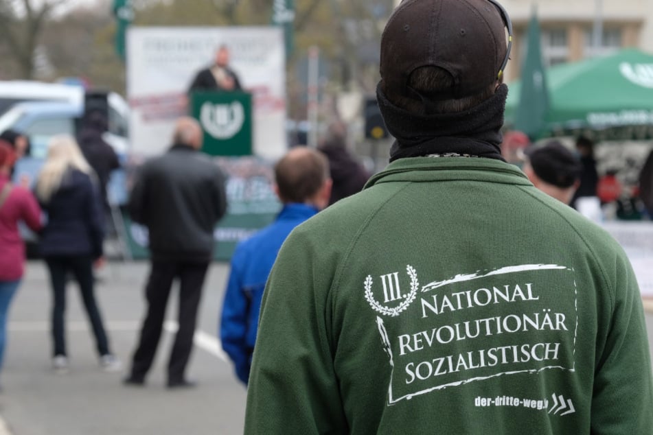 Der vermummte Mann trug ein T-Shirt mit einem "Dritter Weg"-Schriftzug. (Symbolfoto)
