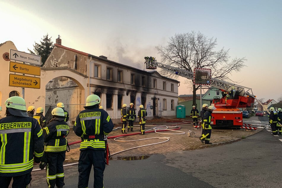 Etwa 40 Einsatzkräfte der Feuerwehr waren herbeigeeilt, um den Brand zu bekämpfen. Das Gebäude brannte allerdings dennoch aus.
