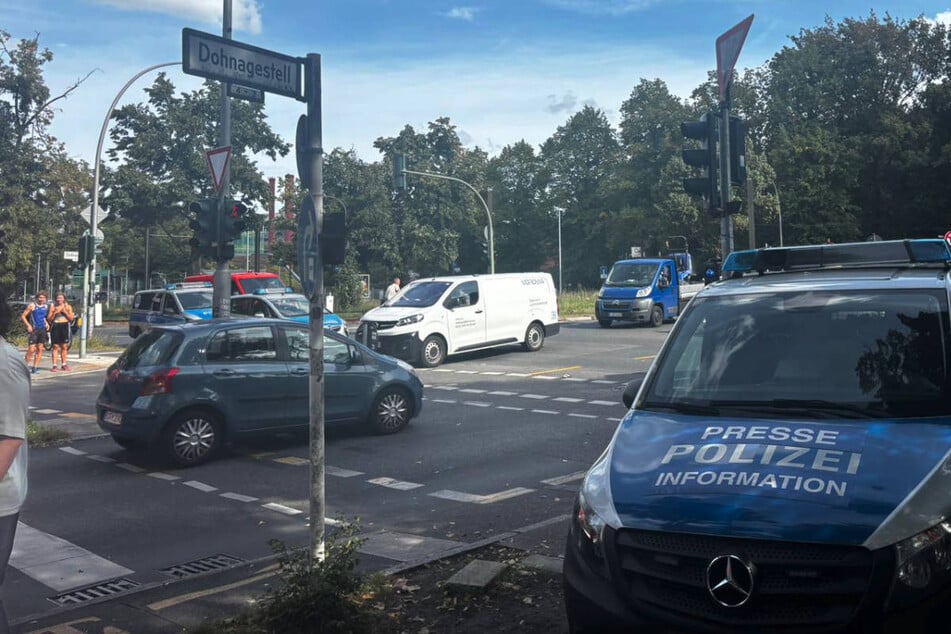 Die Kreuzung musste für die Rettungs- und Bergungsarbeiten vollständig gesperrt werden.