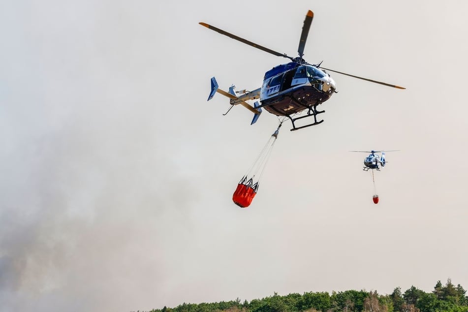 Inzwischen sind mehrere Hubschrauber in Hürtgenwald im Einsatz.
