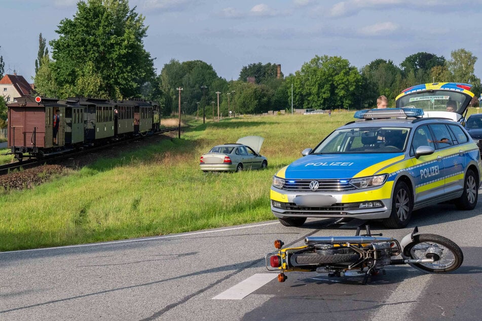 Beim Überholvorgang eines weiteren Autos übersah der Opelfahrer das Moped - die beiden kollidierten.