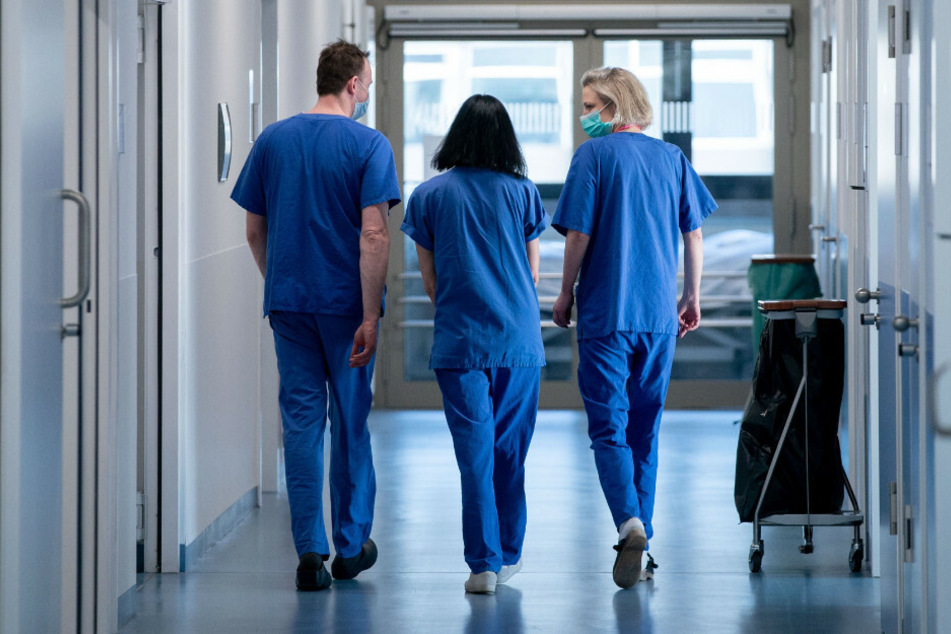 Ärzte gehen über einen Flur der neu eröffneten Intensivstation des Vivantes Humboldt-Klinikum im Stadtteil Reinickendorf.