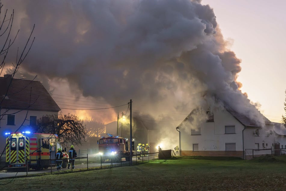 Dichte Rauchschwaden waberten aus dem brennenden Haus und hüllten Großhennersdorf ein.