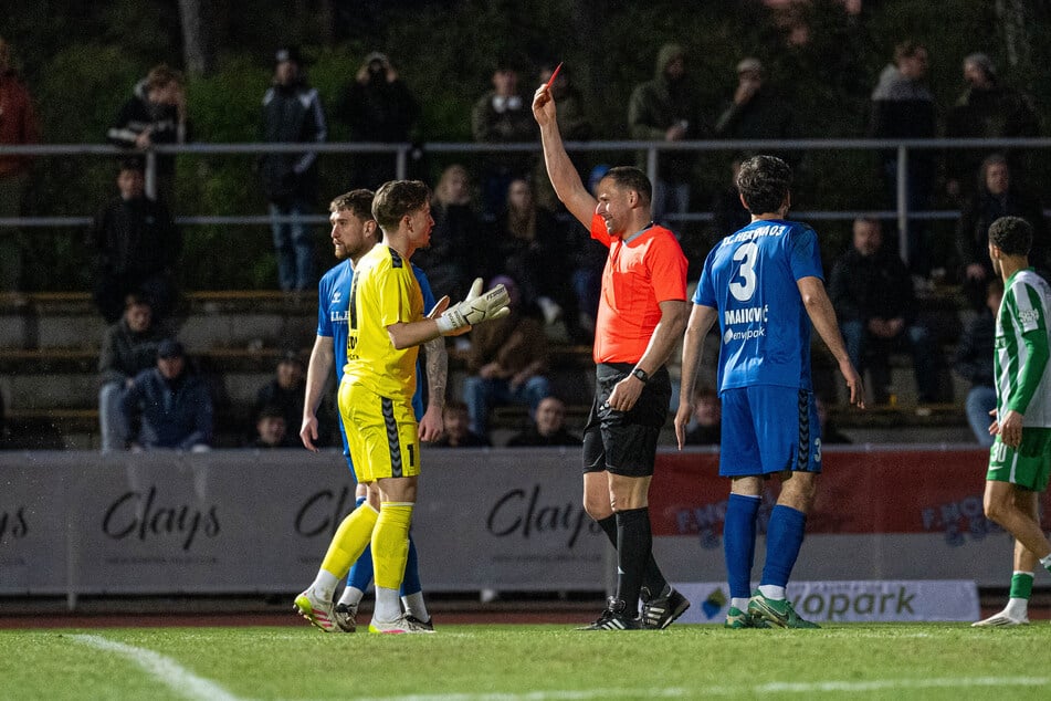 Allerspätestens mit der Roten Karte für Alexios Dedidis war die Partie entschieden.