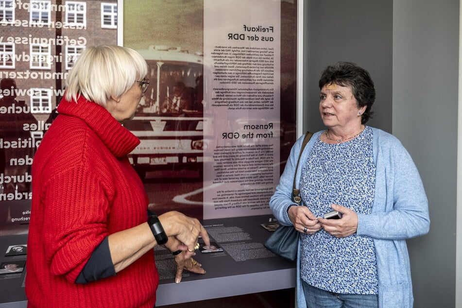 Claudia Roth (68, Grüne) im Gespräch mit Zeitzeugin Petra Weise im Lern- und Gedenkort Kaßberggefängnis.