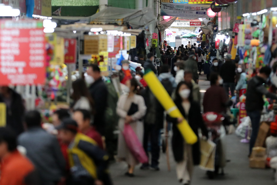 Menschen besuchen den Seomun-Markt.