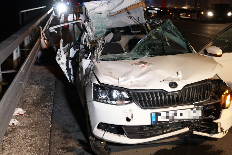 Unfall A9: Skoda kracht in Sattelzug: Frau von Rettern aus Auto geschnitten!