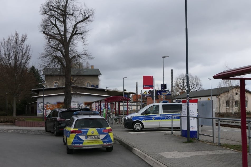 Die Polizei rückte mit zahlreichen Kräften zum Bahnhof Beucha aus.