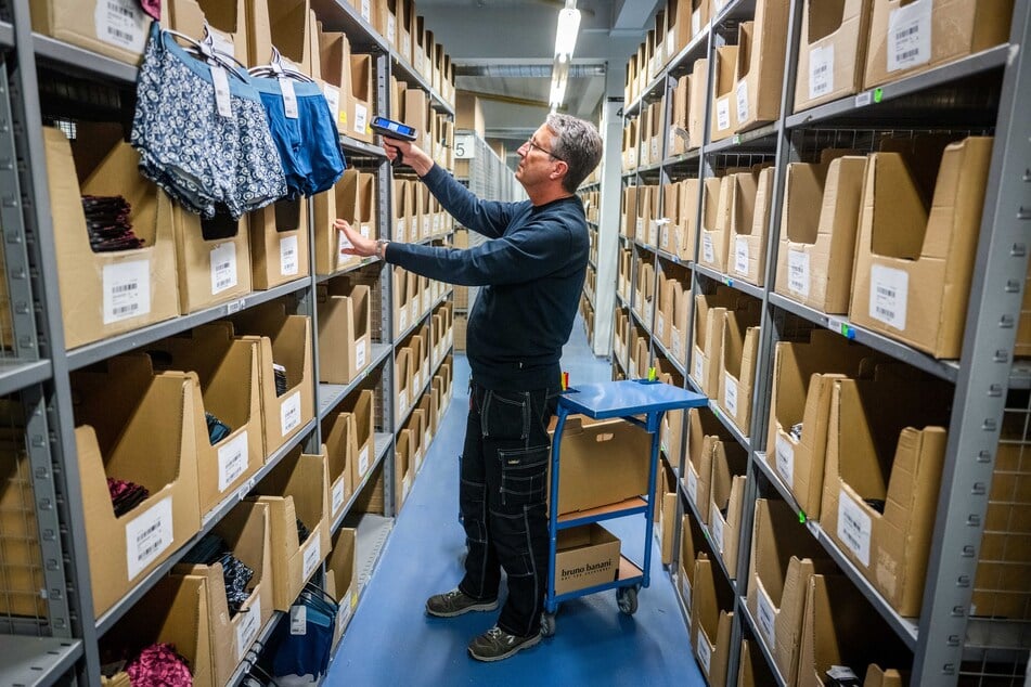 Herr über zwei Etagen voller Slips und Shorts im Kommissionierlager: Andreas Hoffmeister (56), Leiter Lager und Logistik.