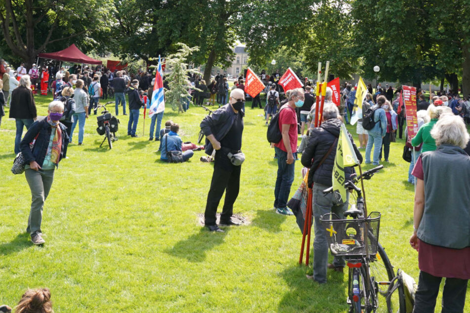 Im oberen Schlossgarten fand eine Kundgebung des "Krisenbündnisses Stuttgart" statt.