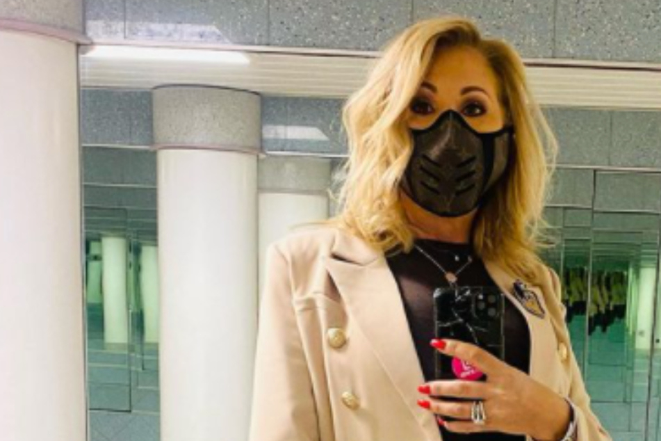 Carmen Geiss (55) posiert top-gestylet mit Maske vor einem Spiegel.