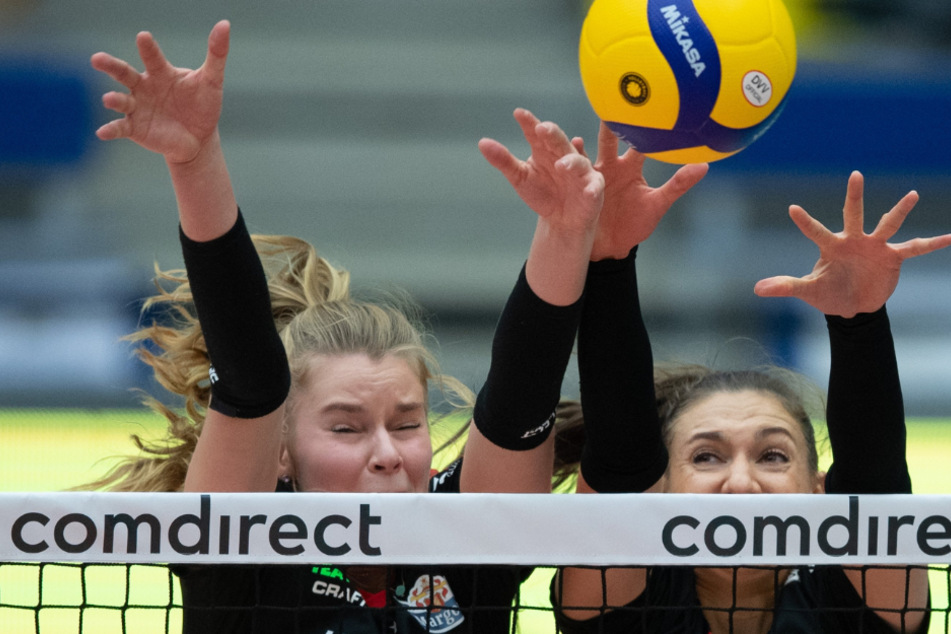 Camilla Weitzel (l.) und Lena Stigrot machen sich ganz lang, geben alles. Gestern wurde der VfB Suhl erfolgreich abgeblockt. Der DSC feierte in der Wolfsgrube mit einem 3:1 den ersten Saisonsieg.