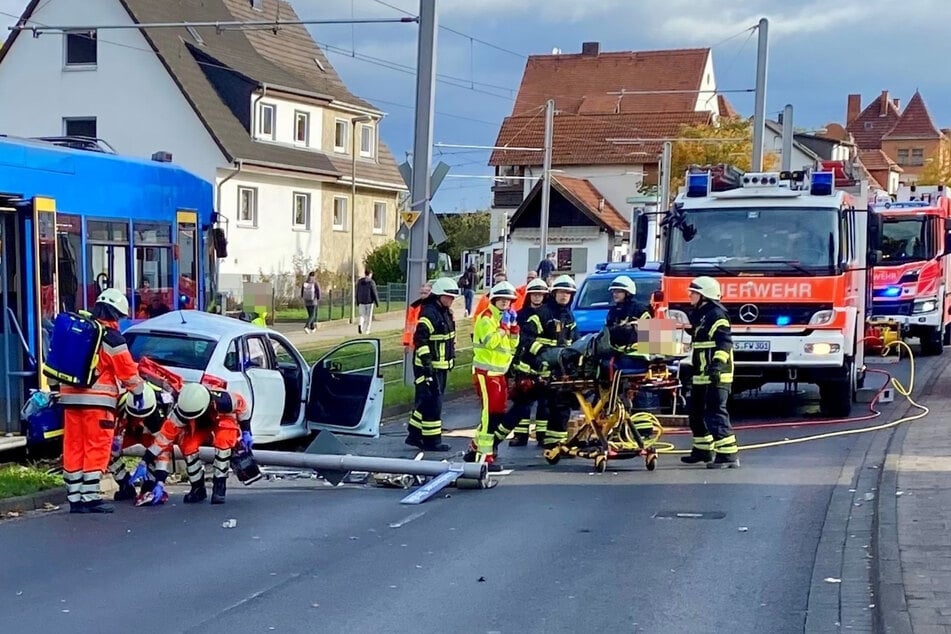 Neben dem Autofahrer wurde auch ein Passagier der Bahn verletzt.