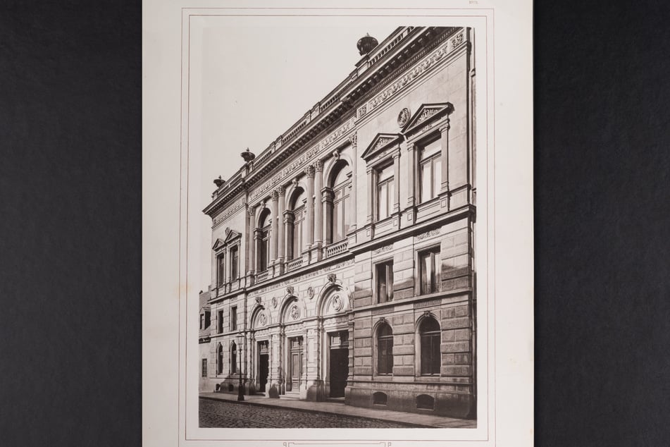 In diesem repräsentativen Stadthaus residierte die Börse ab 1875. Im Zweiten Weltkrieg wurde das Gebäude zerstört.