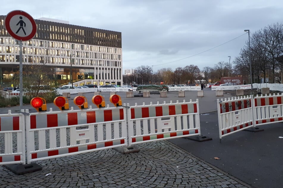 Für zwei verhüllte Objekte hat die Stadt großflächig absperren lassen.