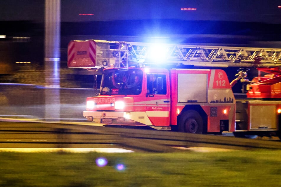 In Zwickau hat es gebrannt. Die Feuerwehr musste aber nur noch das Gelöschte kontrollieren. (Symbolbild)