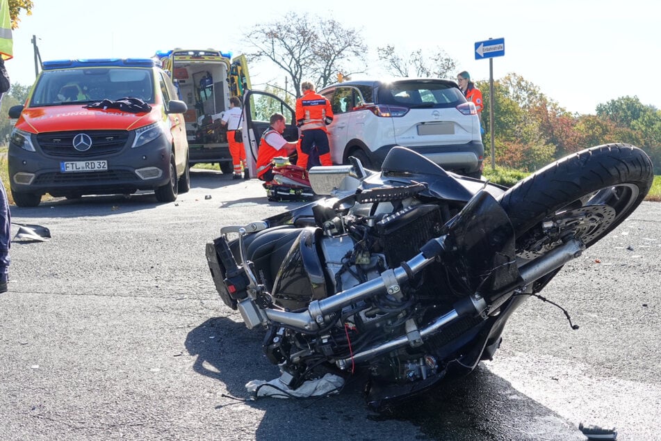 Opel erfasst Motorrad: Vier Verletzte nach schwerem Unfall an Kreuzung