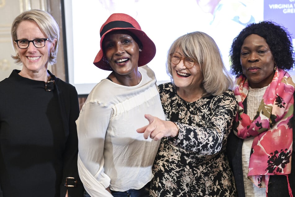 Cornelia Strunz (v.l.n.r), Waris Dirie (59), Alice Schwarzer (81) und Virginia Wangare Greiner (65) waren im Roten Rathaus in Berlin bei der Preisverleihung "HeldinnenAwards".