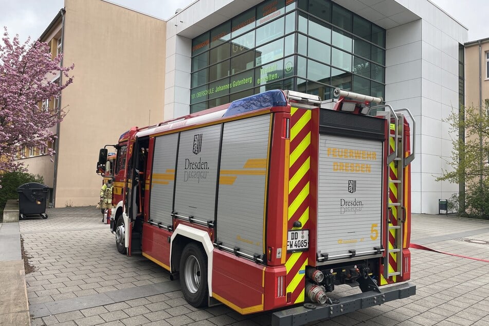 Die Feuerwehr war mit 39 Einsatzkräften vor Ort. Nach knapp einer Stunde war der Einsatz beendet. Warum es brannte, wird jetzt ermittelt.