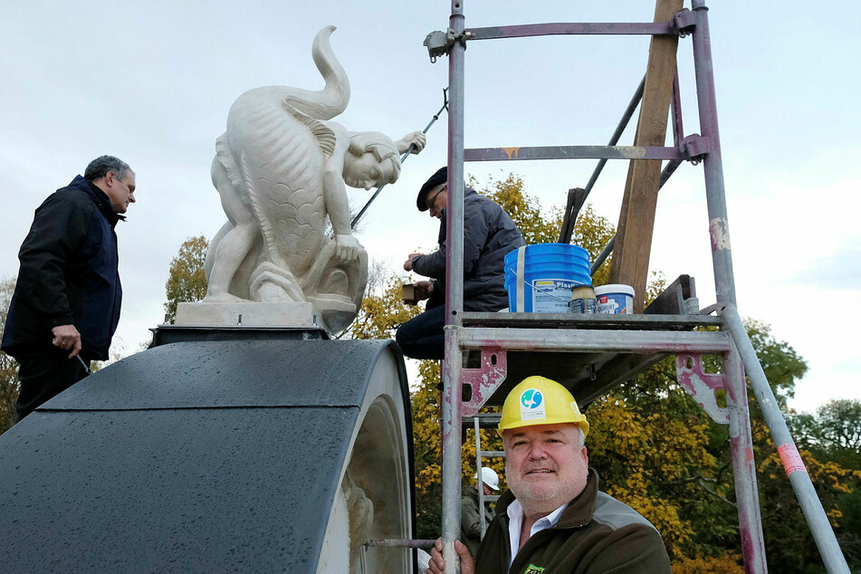 Zoodirektor Jörg Junhold (r.) während der Installation der neuen Poseidon-Figur.
