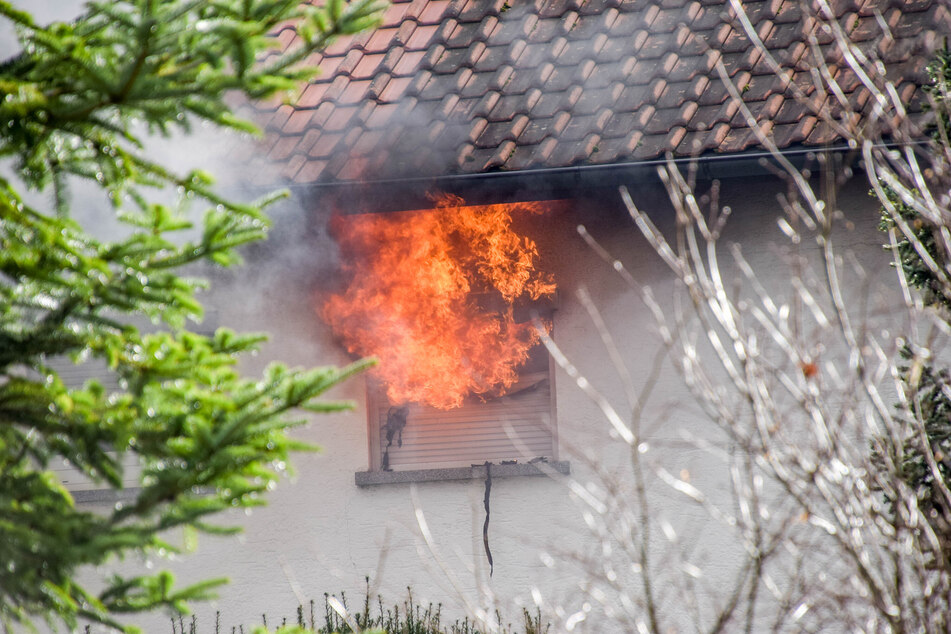 Heftige Flammen schossen aus einem Fenster unter dem Dach.