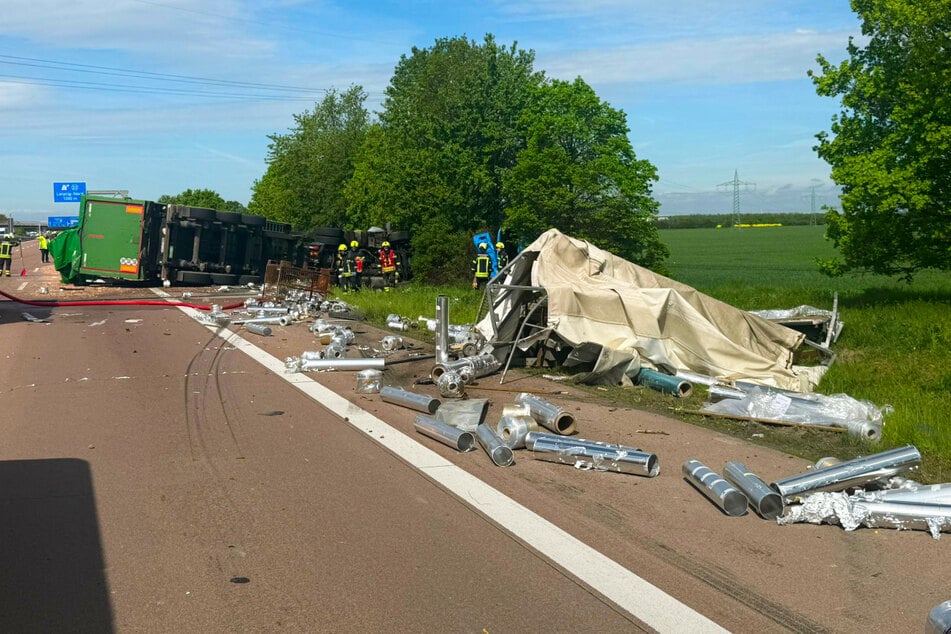 Der blaue Transporter landete in einer Baumgruppe, wie im Hintergrund rechts zu sehen ist. Er verlor ebenso seine Ladung wie auch der umgekippte Lkw.