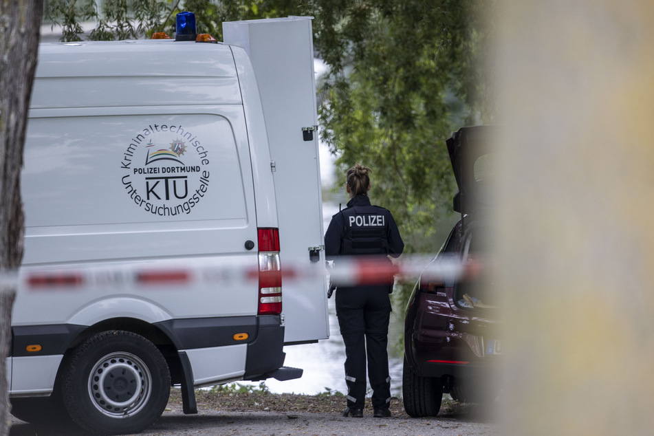 Einsatzkräfte der Polizei ermitteln nach dem Leichenfund.