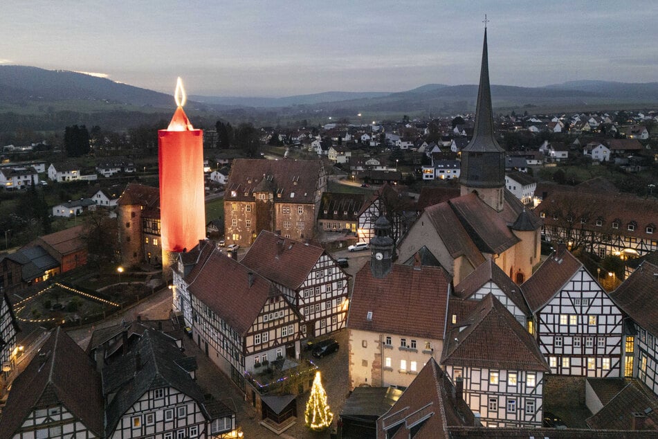 42 Meter hoch, neun Meter Durchmesser: Die gigantische Kerze im hessischen Schlitz kann sich sehen lassen!