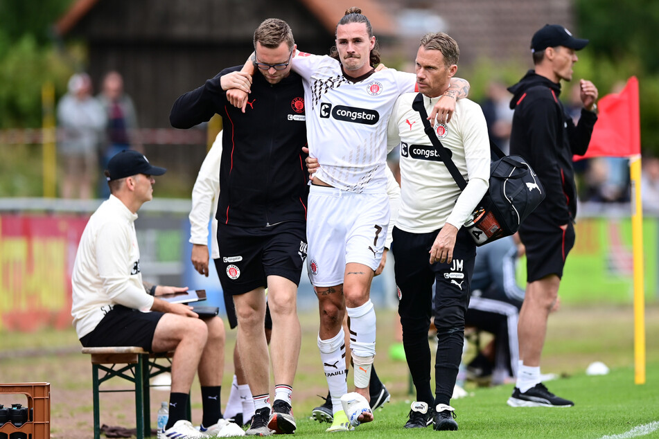 St.-Pauli-Kapitän Jackson Irvine (31, M.) humpelt mit dick bandagiertem linken Fuß vom Platz.