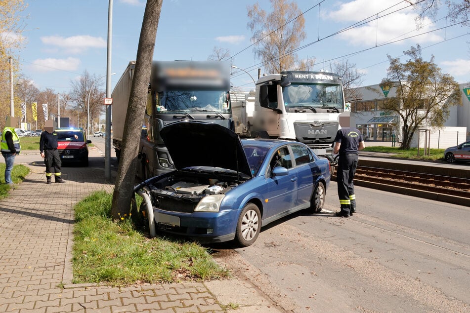 Ein Opel krachte auf der Annaberger Straße in Chemnitz gegen einen Metallbügel. Die Straße musste teilweise gesperrt werden.