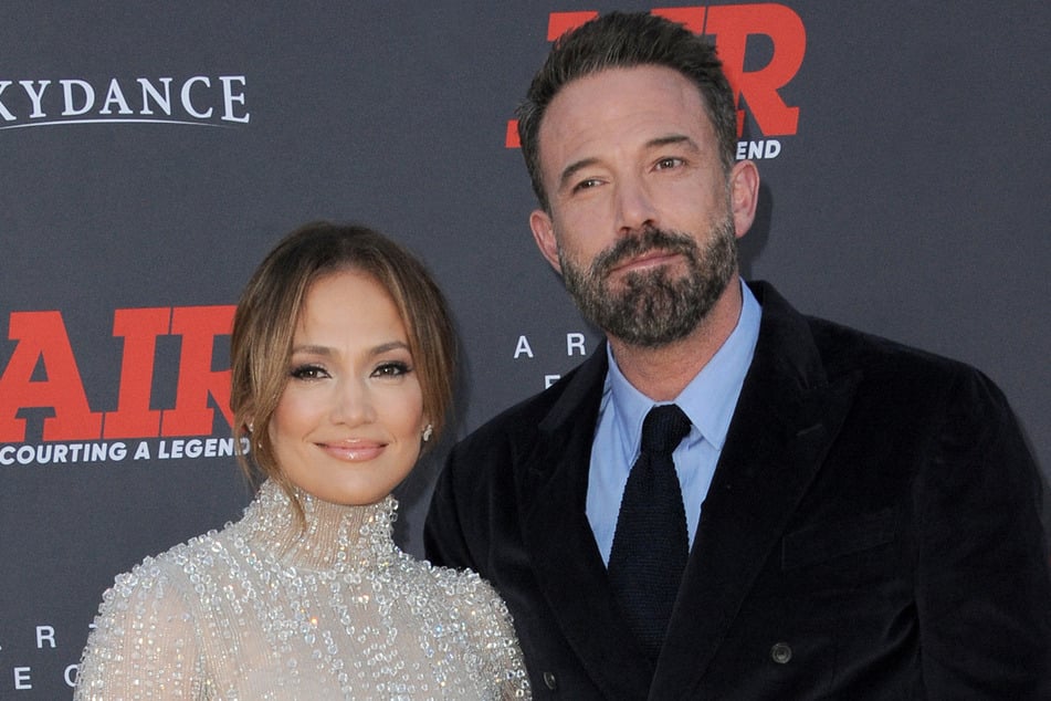 Jennifer Lopez (r.) went sans wedding ring in her latest social media video amid rumors she and Ben Affleck have secretly called it quits.