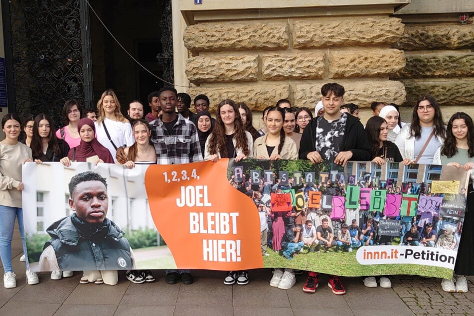 Die Mitschüler von Joel aus Ghana (Mitte links, im grau-karierten Hemd) forderten am Donnerstag vor dem Hamburger Rathaus, dass ihr Mitschüler bleiben darf.