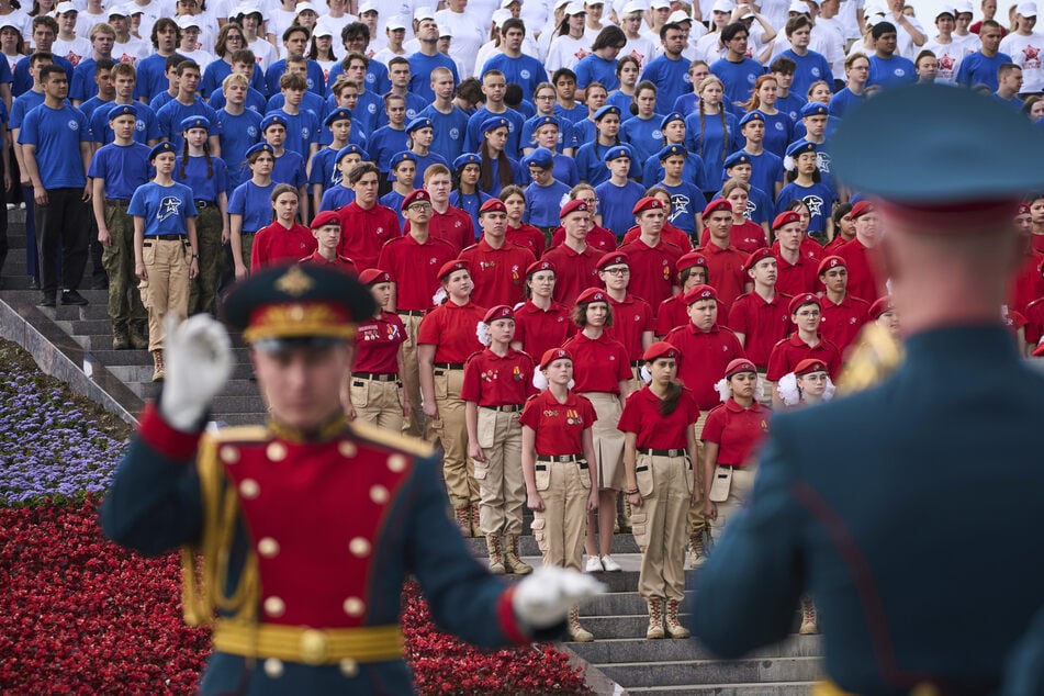 Mitglieder der Yunarmia (Junge Armee), einer vom russischen Militär gesponserten Organisation zur Förderung des Patriotismus unter der russischen Jugend, singen die Nationalhymne während einer Zeremonie zum Hissen der russischen Fahne anlässlich des "Tages Russlands".