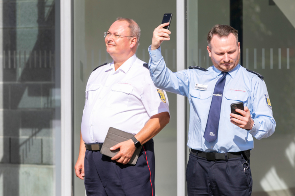 Stadtdirektor Andreas Rümpel (61,l.) und Michael Klahre (40) beobachten den Probealarm.