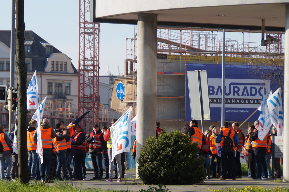 Mitglieder der EVG versammelten sich stattdessen später zu einer gemeinsamen Demo im Bereich des Hauptbahnhofs.