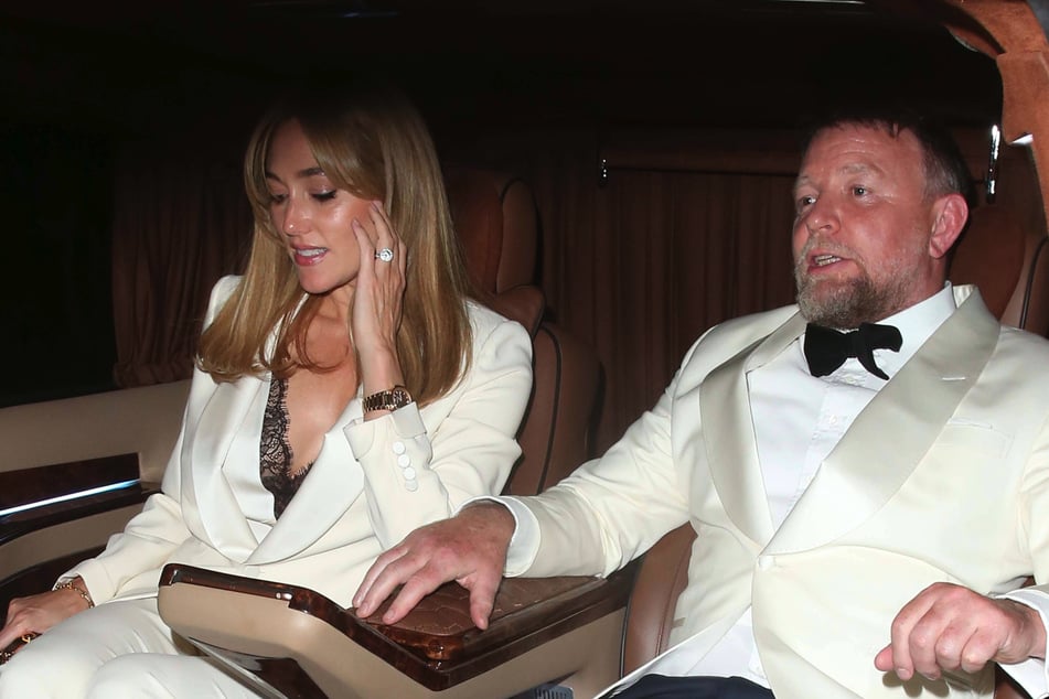 Star-Regisseur Guy Ritchie (56) und seiner Frau Jacqui Ainsley (43) sah man an, dass es auf der Party ordentlich abging.