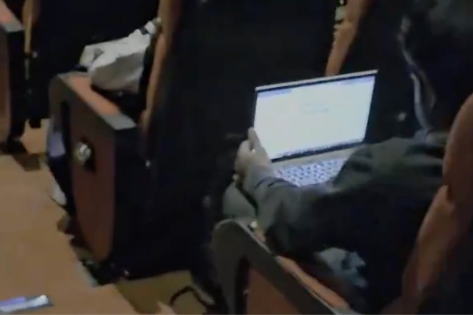 Bildschirm statt Leinwand: Mann sitzt im Kino und arbeitet