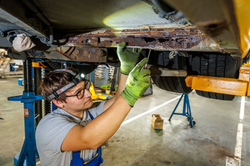 DVB-Kraft Lukas Reich (21) zeigt ein durchgerostetes Karosserieteil.