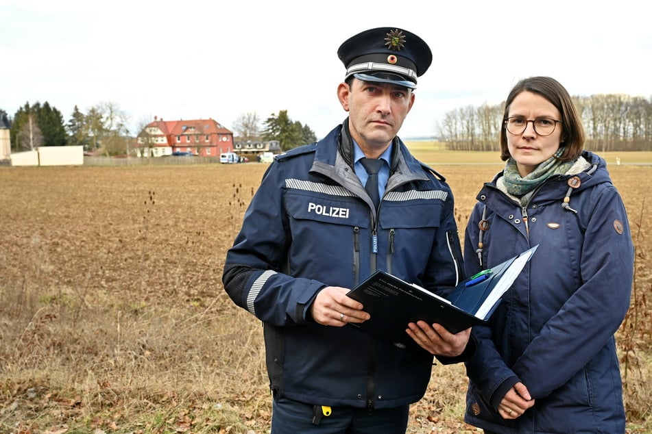 Laut den Polizeisprechern Christina Friedrich (38, r.) und Enrico Liebold (39) gibt es den Verdacht auf einen erweiterten Suizid.