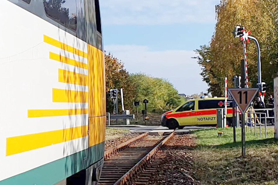 An einem Bahnübergang in Weißwasser kam es am Vormittag zu einem tödlichen Unglück.